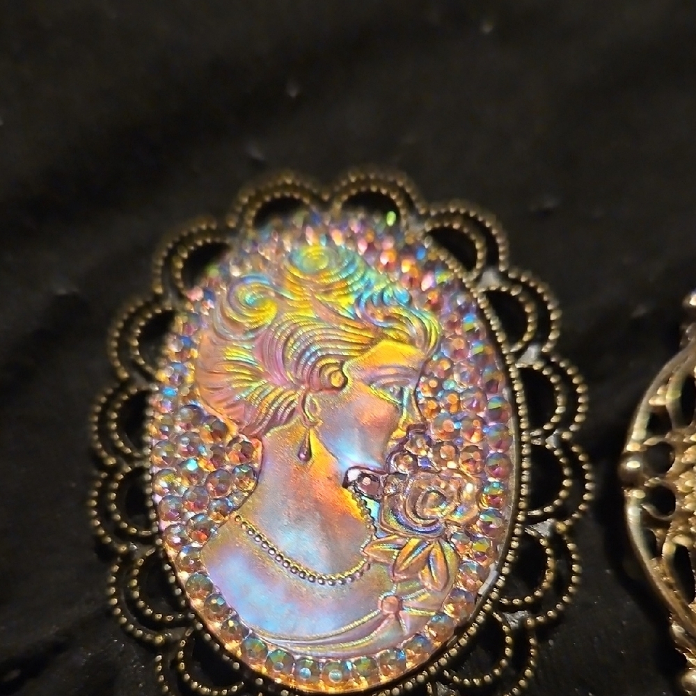 Elegant Cameo Brooch Set - Goldtone  and Cream - Picture 2 of 8